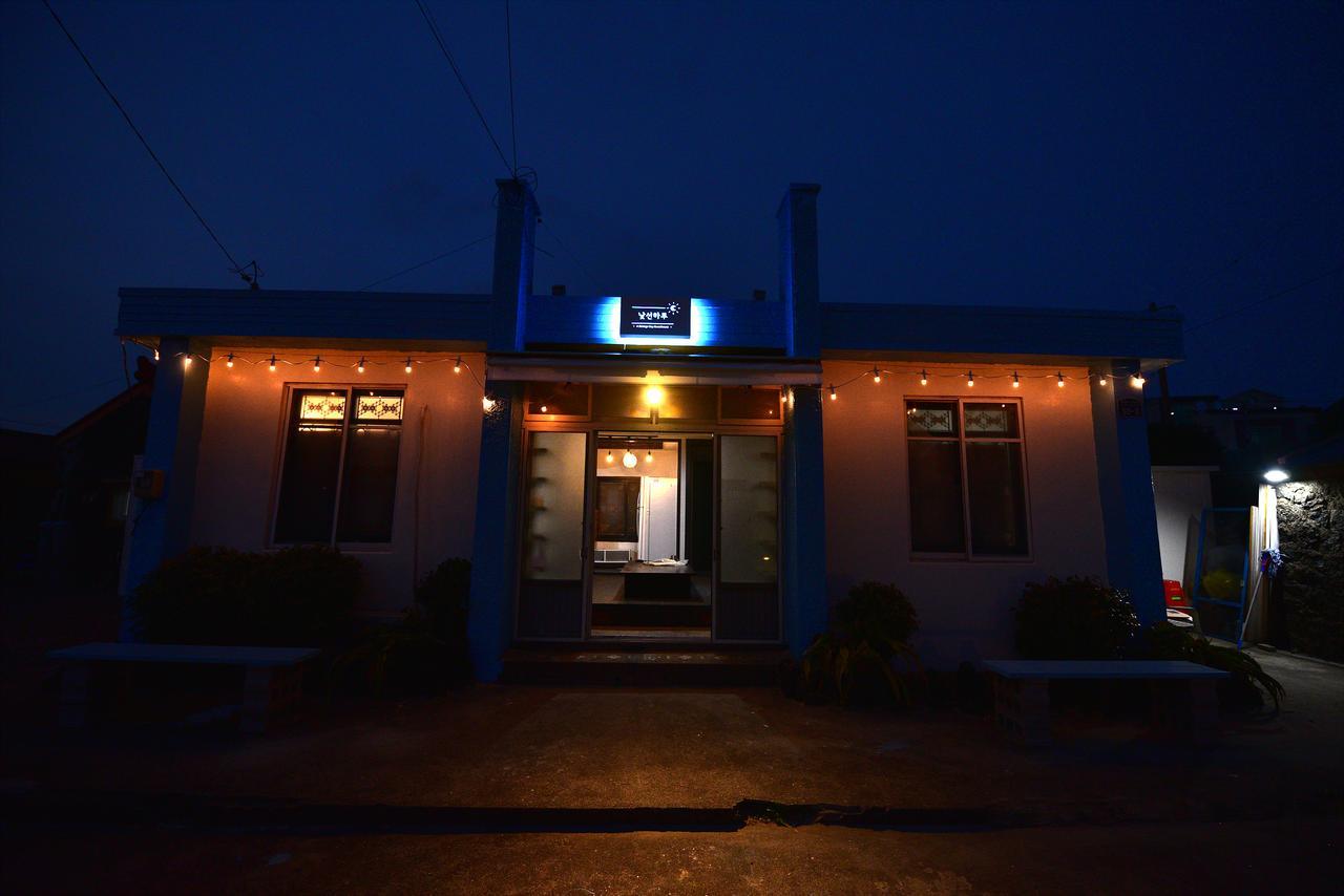 A Strange Day Hotel Seogwipo Exterior photo